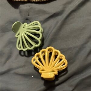 Shell-Shaped Hair Clips - teal and Yellow